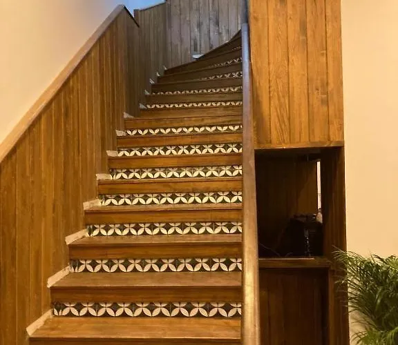 Отель Victorious 2*