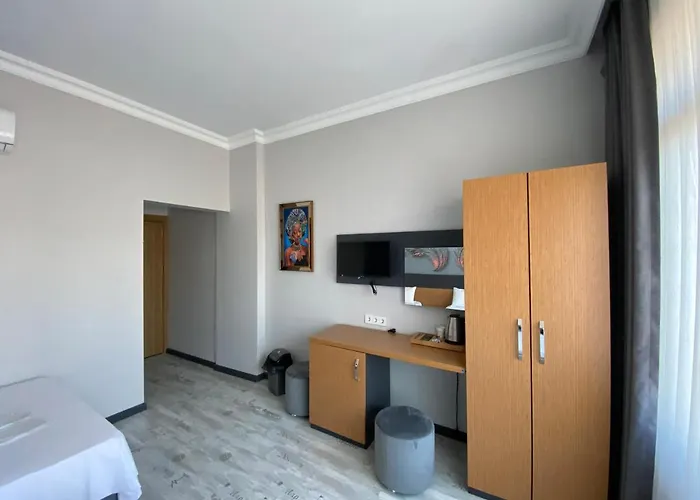 Отель Victorious 2*