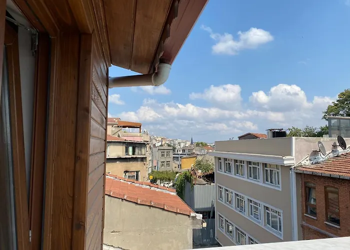 Отель Victorious 2*